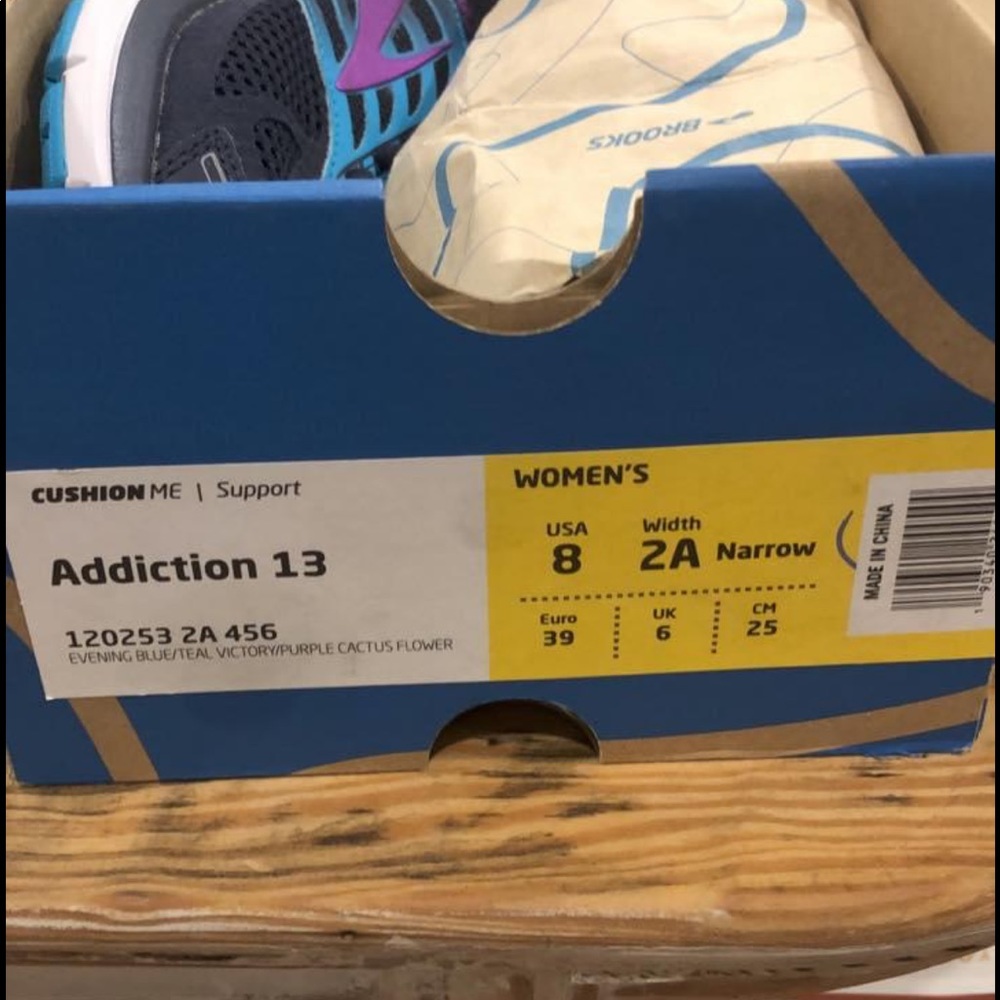 Brooks “Addiction 13” size 8 NARROW